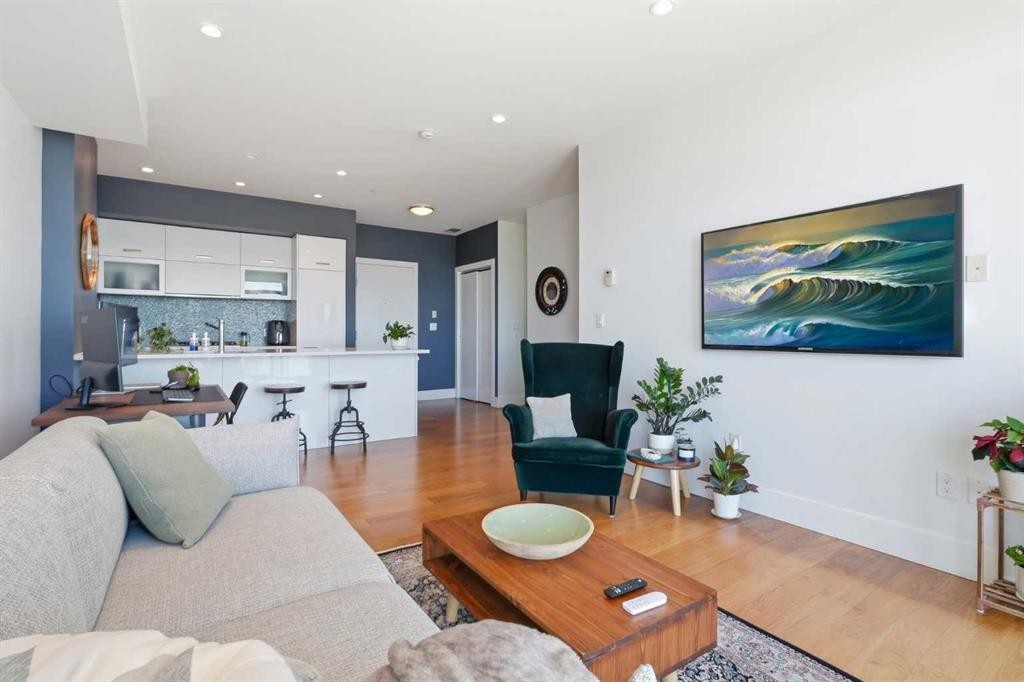 406-2505 17 Avenue Sw, Calgary, AB - Indoor Photo Showing Living Room