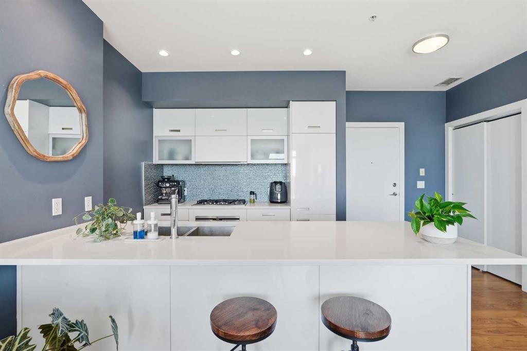 406-2505 17 Avenue Sw, Calgary, AB - Indoor Photo Showing Kitchen With Upgraded Kitchen