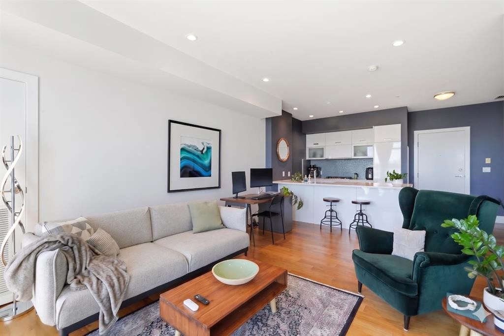 406-2505 17 Avenue Sw, Calgary, AB - Indoor Photo Showing Living Room