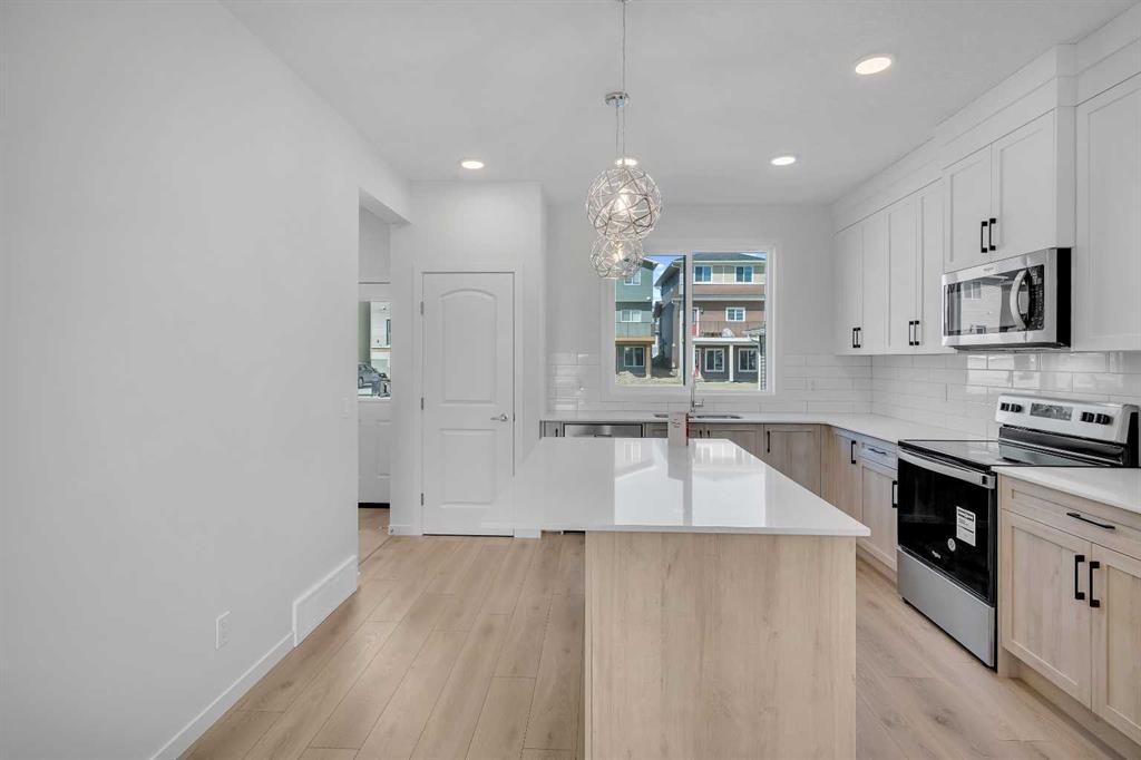 541 Bayview Street Sw, Airdrie, AB - Indoor Photo Showing Kitchen With Upgraded Kitchen