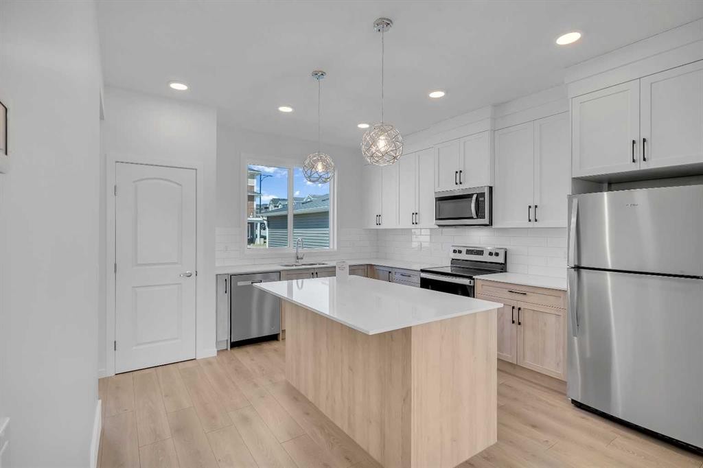 541 Bayview Street Sw, Airdrie, AB - Indoor Photo Showing Kitchen With Upgraded Kitchen