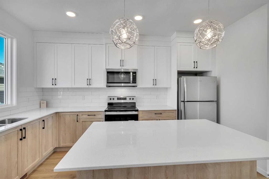 541 Bayview Street Sw, Airdrie, AB - Indoor Photo Showing Kitchen With Upgraded Kitchen