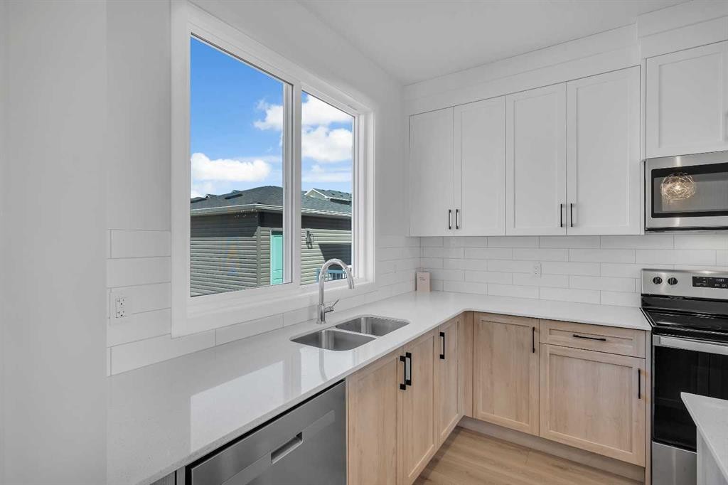 541 Bayview Street Sw, Airdrie, AB - Indoor Photo Showing Kitchen With Double Sink With Upgraded Kitchen
