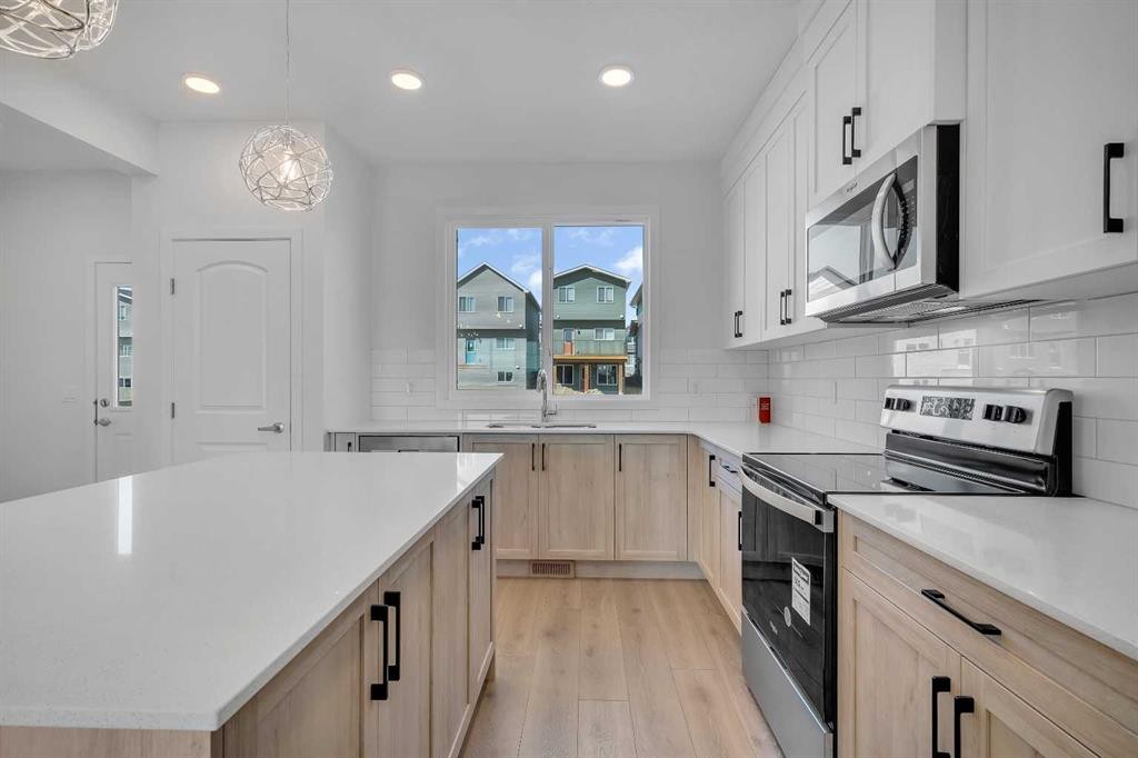 541 Bayview Street Sw, Airdrie, AB - Indoor Photo Showing Kitchen With Upgraded Kitchen