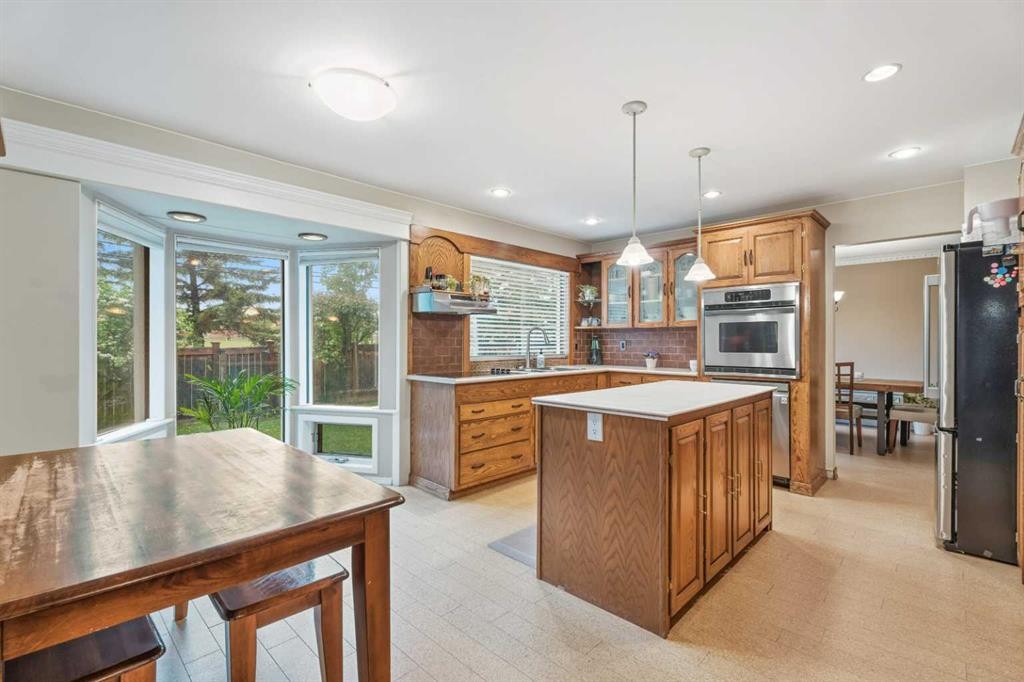 411 Wilderness Place Se, Calgary, AB - Indoor Photo Showing Kitchen