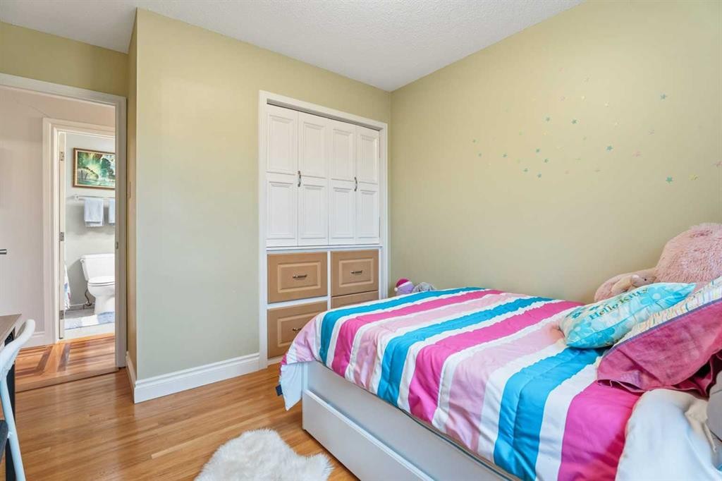 411 Wilderness Place Se, Calgary, AB - Indoor Photo Showing Bedroom
