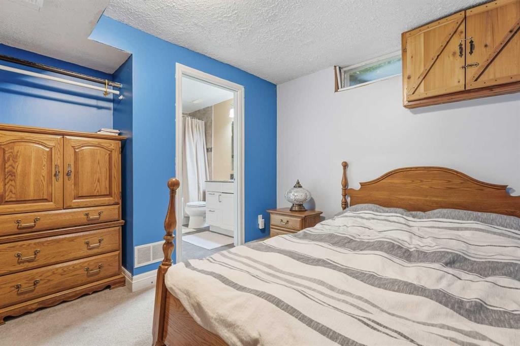 411 Wilderness Place Se, Calgary, AB - Indoor Photo Showing Bedroom