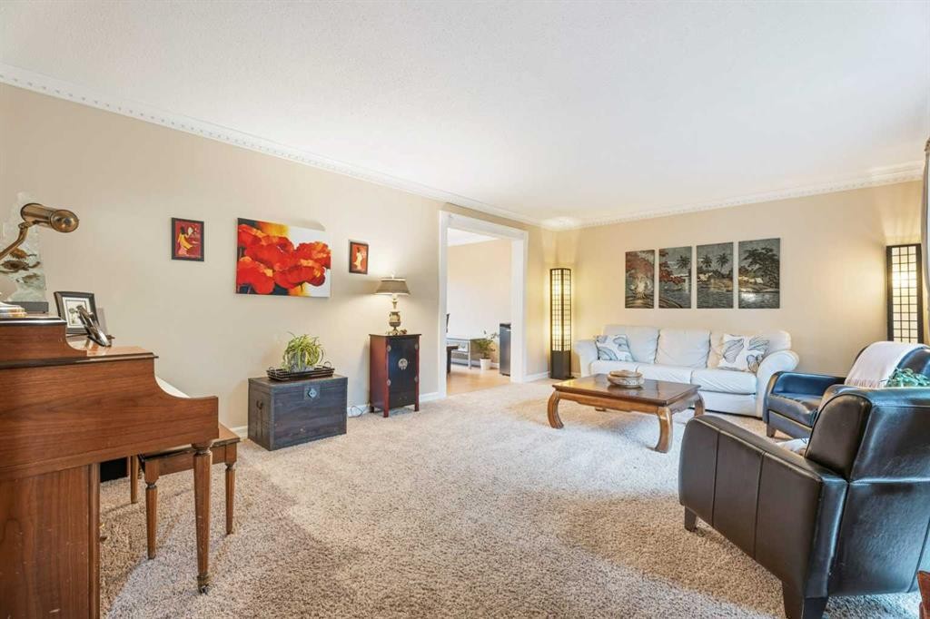 411 Wilderness Place Se, Calgary, AB - Indoor Photo Showing Living Room