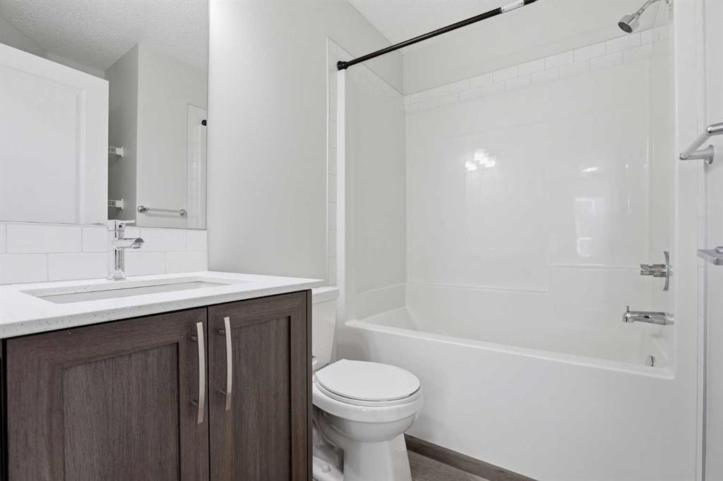 352 Dawson Drive, Chestermere, AB - Indoor Photo Showing Bathroom