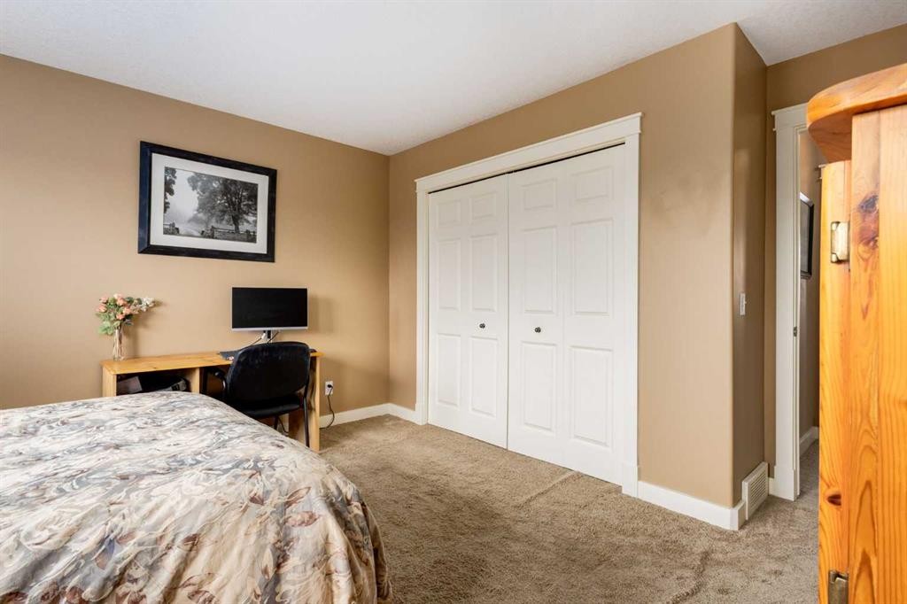 159 Cimarron Grove Crescent, Okotoks, AB - Indoor Photo Showing Bedroom