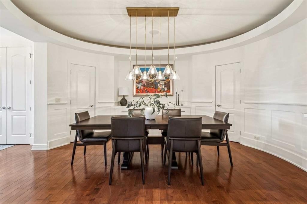 2228 Broadview Road Nw, Calgary, AB - Indoor Photo Showing Dining Room