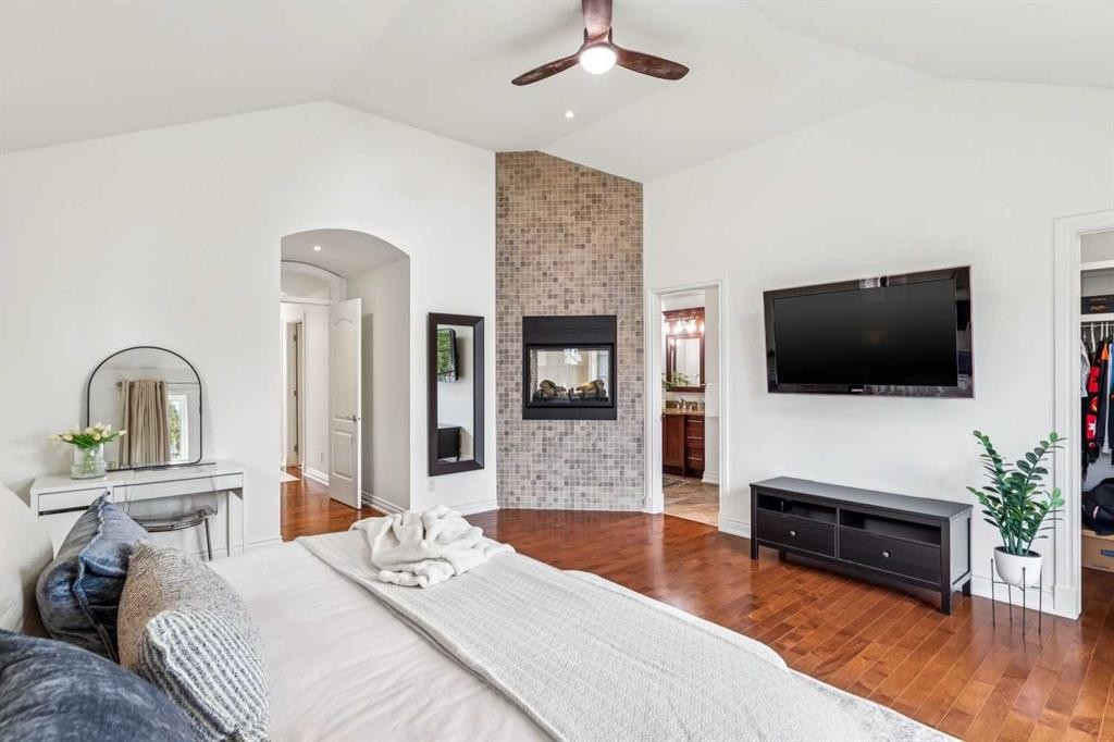 2228 Broadview Road Nw, Calgary, AB - Indoor Photo Showing Bedroom