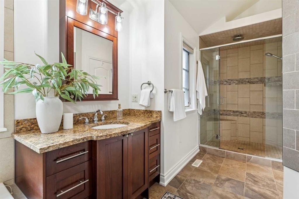 2228 Broadview Road Nw, Calgary, AB - Indoor Photo Showing Bathroom