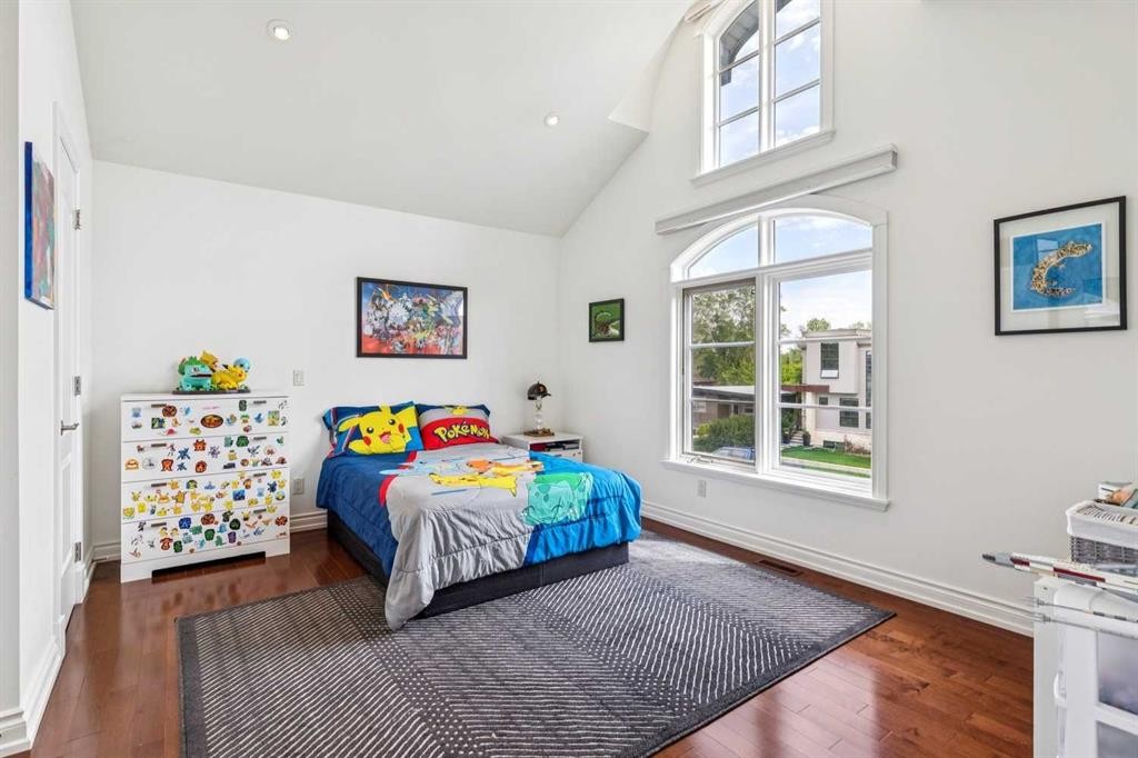 2228 Broadview Road Nw, Calgary, AB - Indoor Photo Showing Bedroom