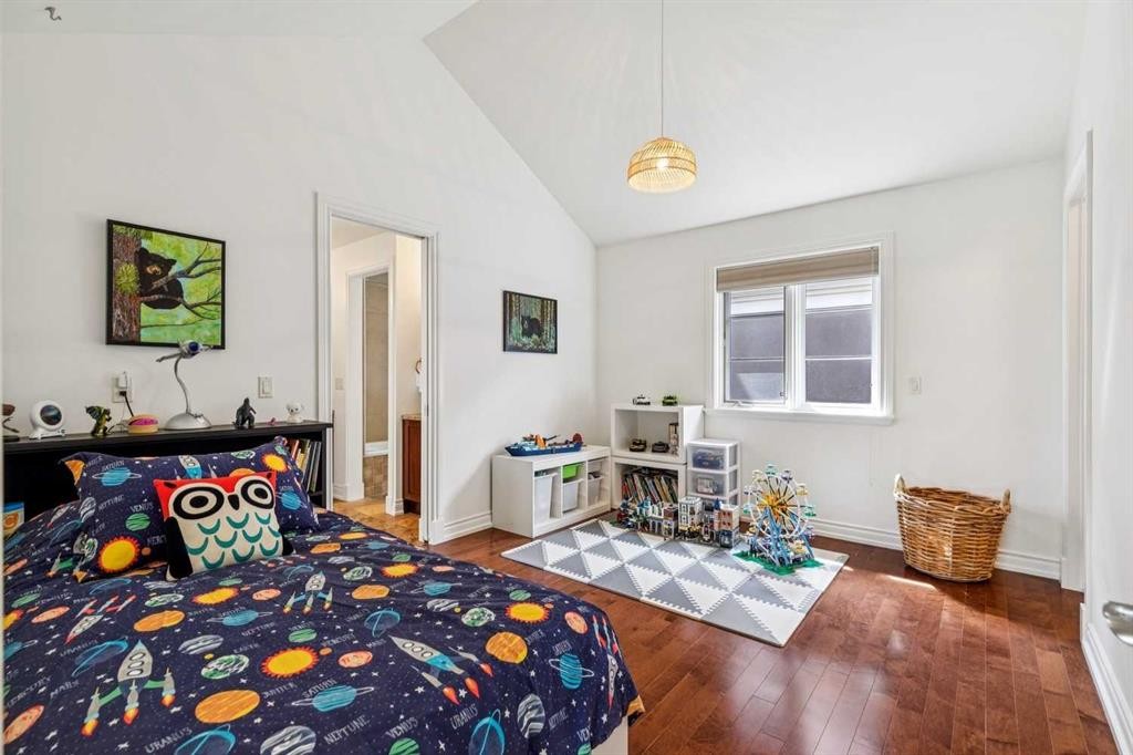 2228 Broadview Road Nw, Calgary, AB - Indoor Photo Showing Other Room