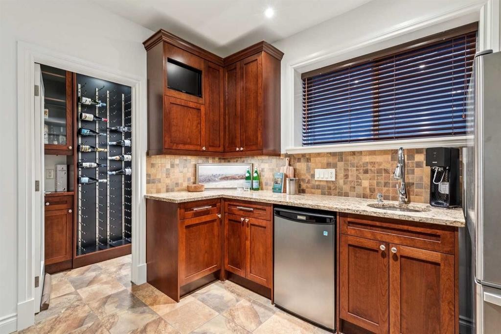 2228 Broadview Road Nw, Calgary, AB - Indoor Photo Showing Kitchen