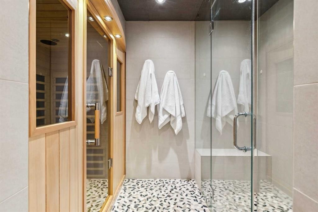 2228 Broadview Road Nw, Calgary, AB - Indoor Photo Showing Bathroom