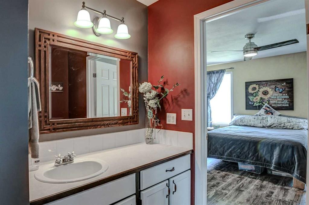1625 15A Street, Didsbury, AB - Indoor Photo Showing Bathroom