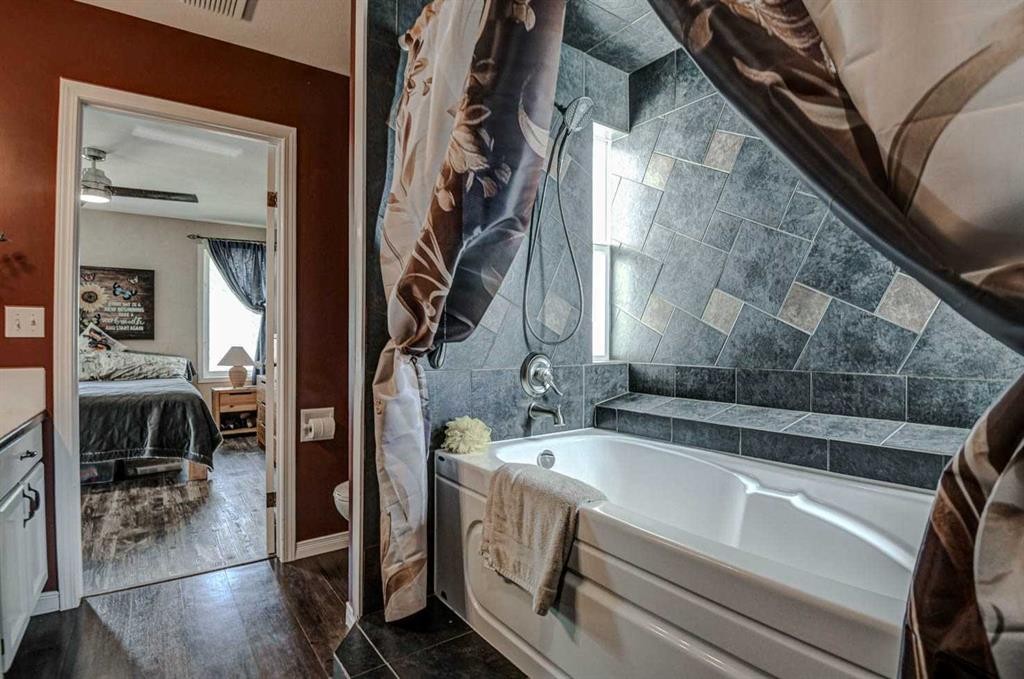1625 15A Street, Didsbury, AB - Indoor Photo Showing Bathroom