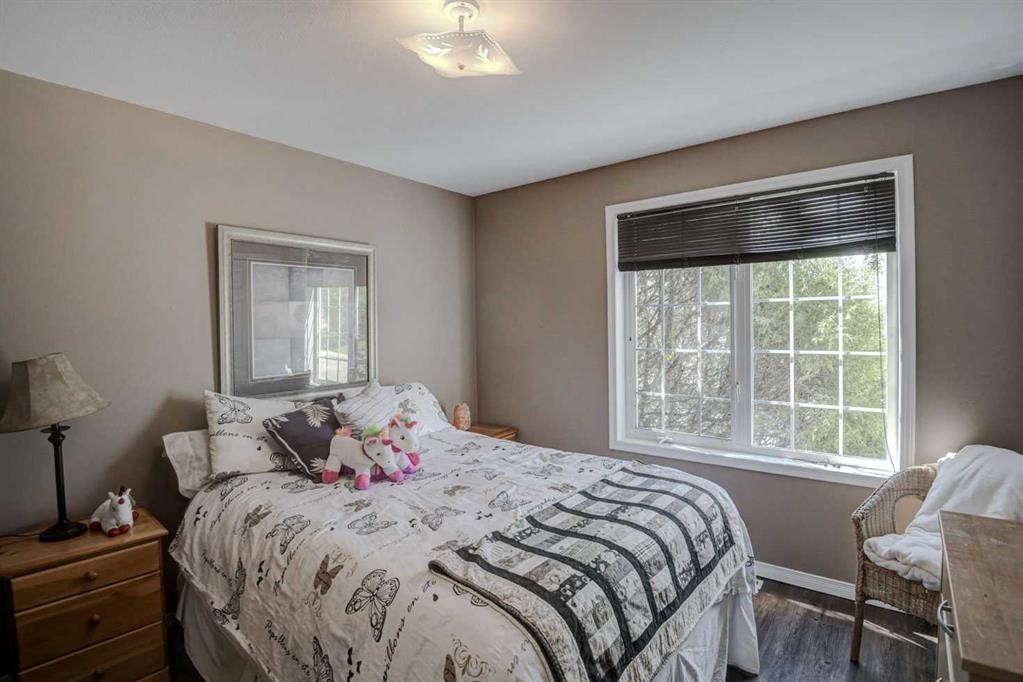 1625 15A Street, Didsbury, AB - Indoor Photo Showing Bedroom