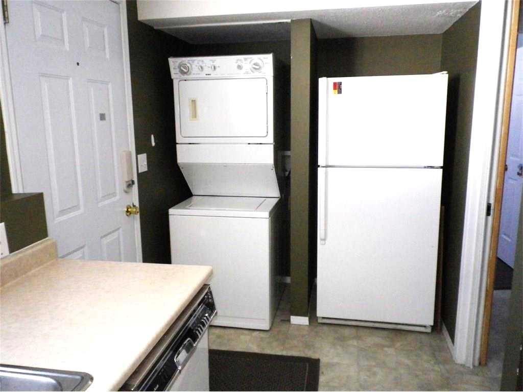 1625 15A Street, Didsbury, AB - Indoor Photo Showing Laundry Room