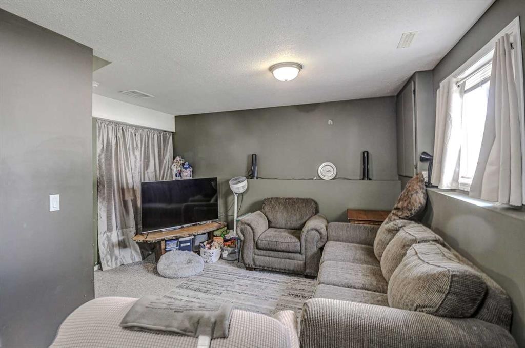 1625 15A Street, Didsbury, AB - Indoor Photo Showing Living Room