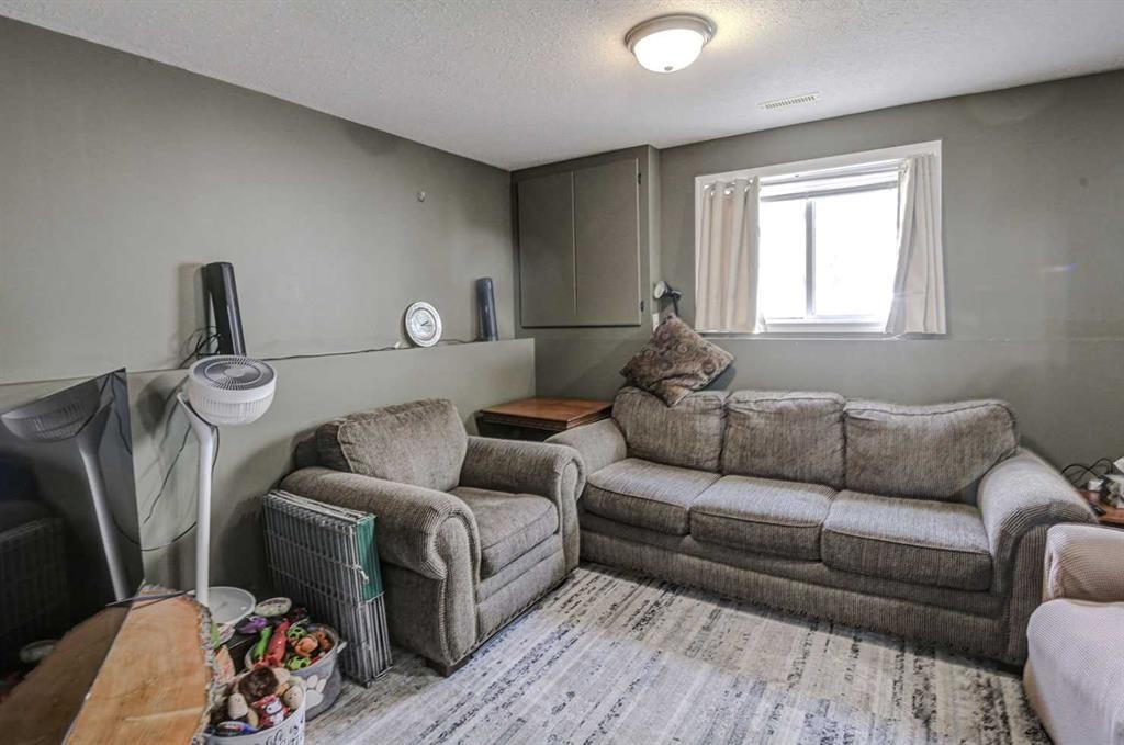 1625 15A Street, Didsbury, AB - Indoor Photo Showing Living Room