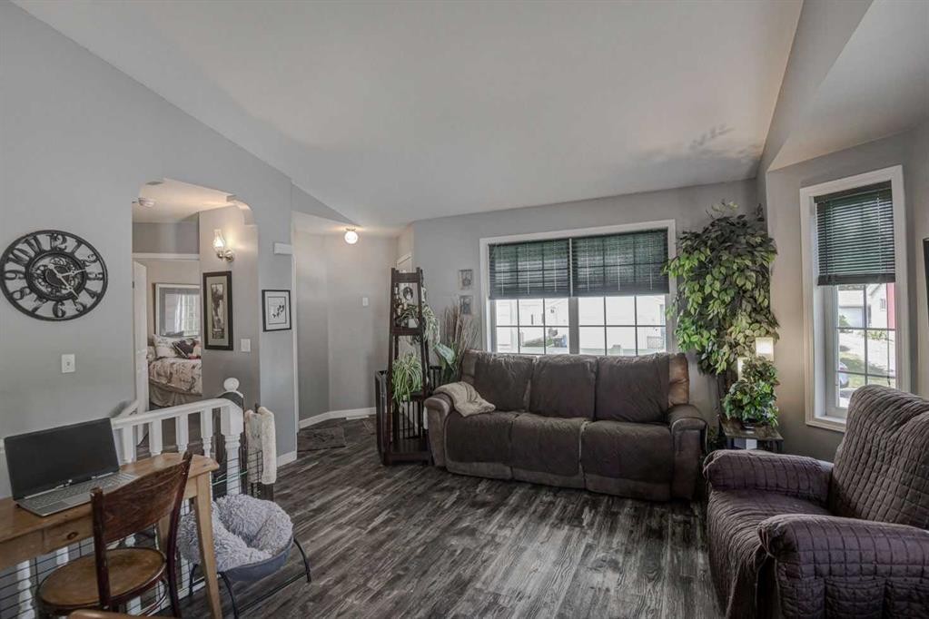 1625 15A Street, Didsbury, AB - Indoor Photo Showing Living Room