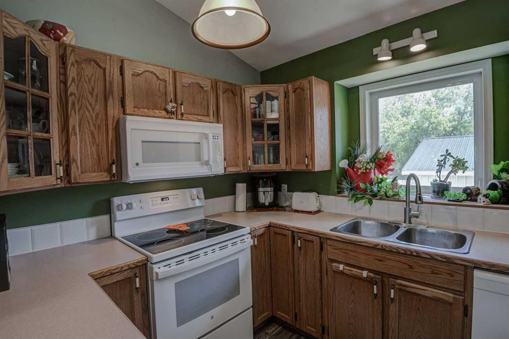 1625 15A Street, Didsbury, AB - Indoor Photo Showing Kitchen With Double Sink