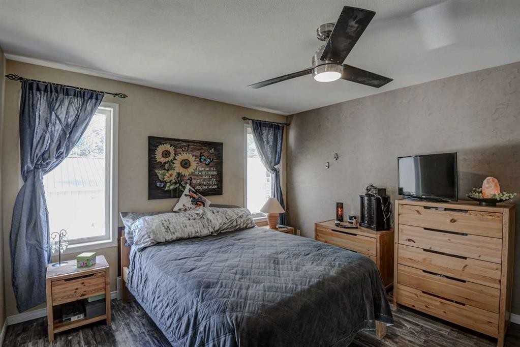 1625 15A Street, Didsbury, AB - Indoor Photo Showing Bedroom