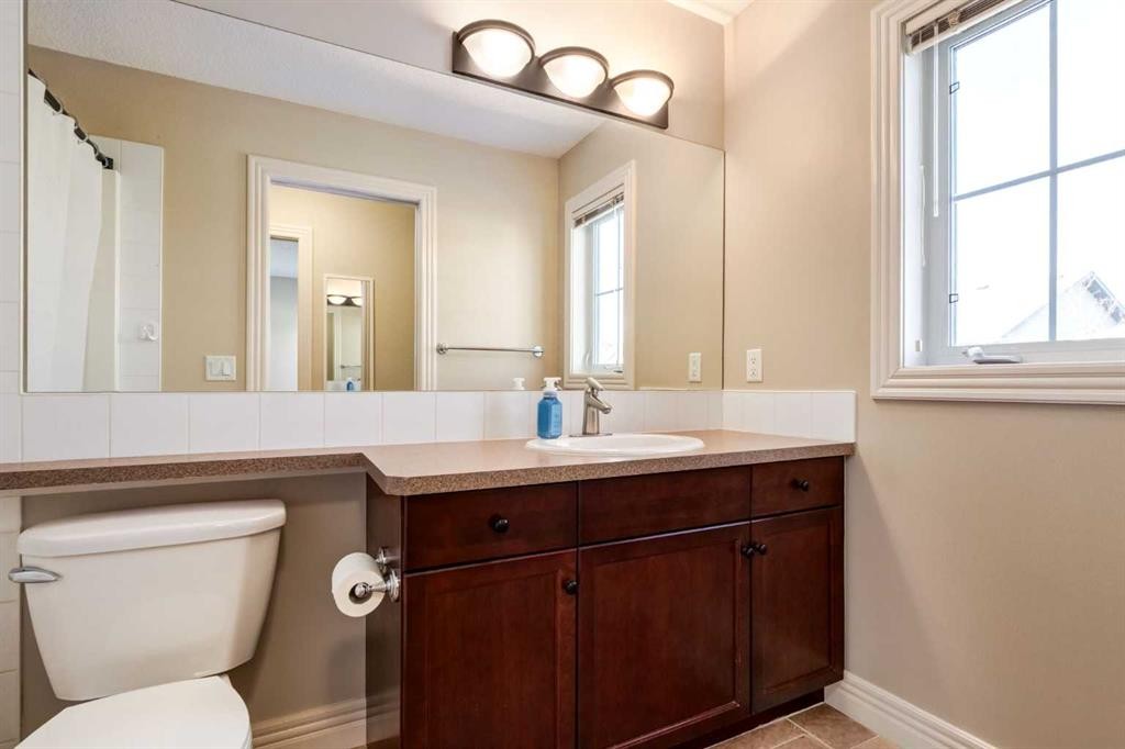37 Royal Oak Plaza Nw, Calgary, AB - Indoor Photo Showing Bathroom