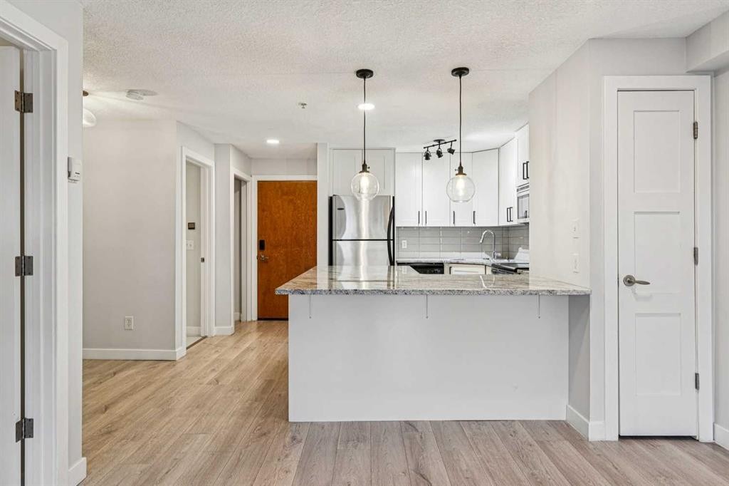 304-317 19 Avenue Sw, Calgary, AB - Indoor Photo Showing Kitchen