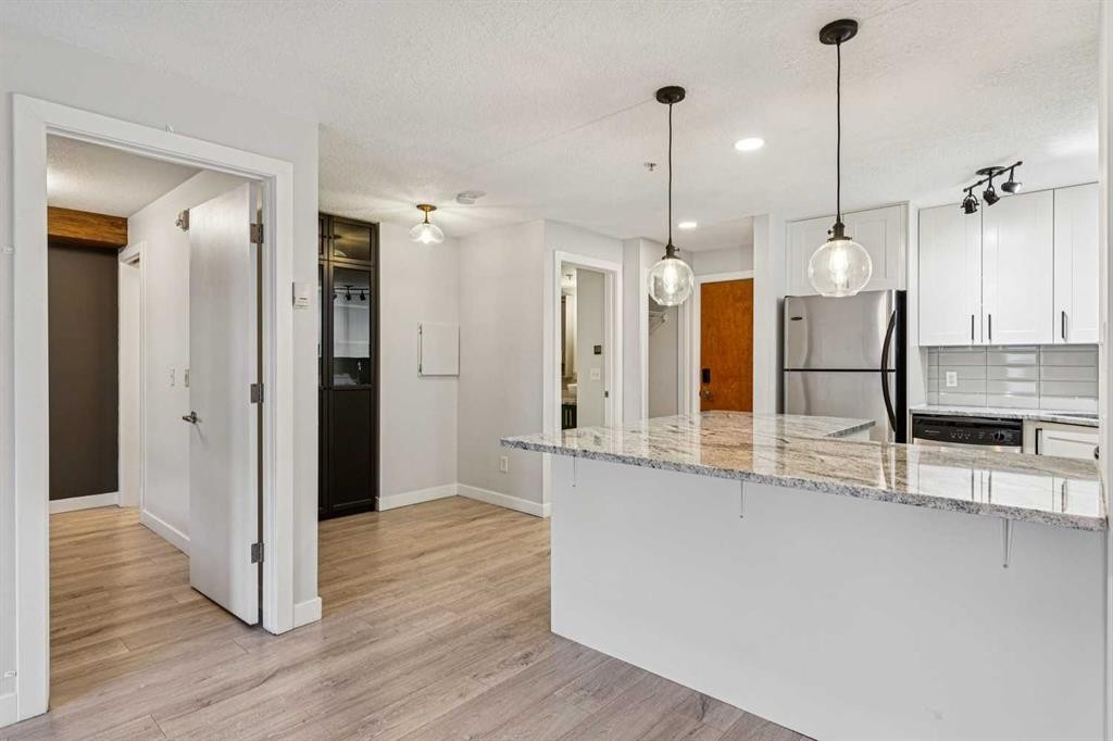 304-317 19 Avenue Sw, Calgary, AB - Indoor Photo Showing Kitchen With Upgraded Kitchen