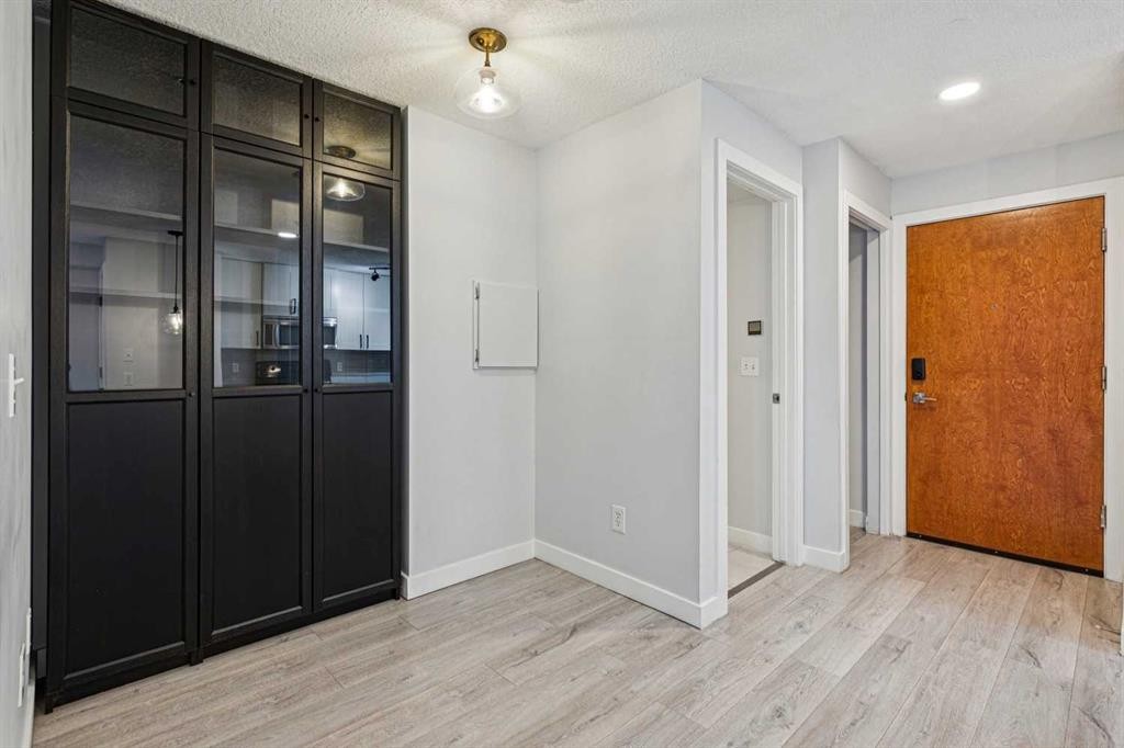 304-317 19 Avenue Sw, Calgary, AB - Indoor Photo Showing Other Room