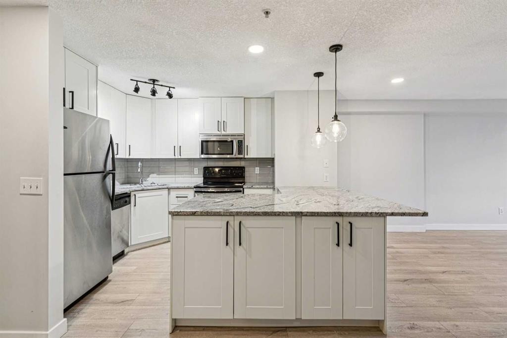 304-317 19 Avenue Sw, Calgary, AB - Indoor Photo Showing Kitchen With Upgraded Kitchen