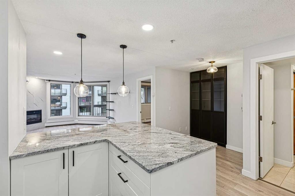 304-317 19 Avenue Sw, Calgary, AB - Indoor Photo Showing Kitchen With Upgraded Kitchen