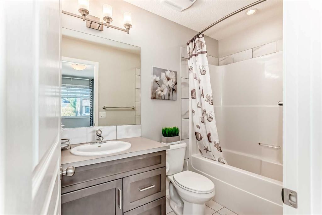 151 Copperpond Rise Se, Calgary, AB - Indoor Photo Showing Bathroom
