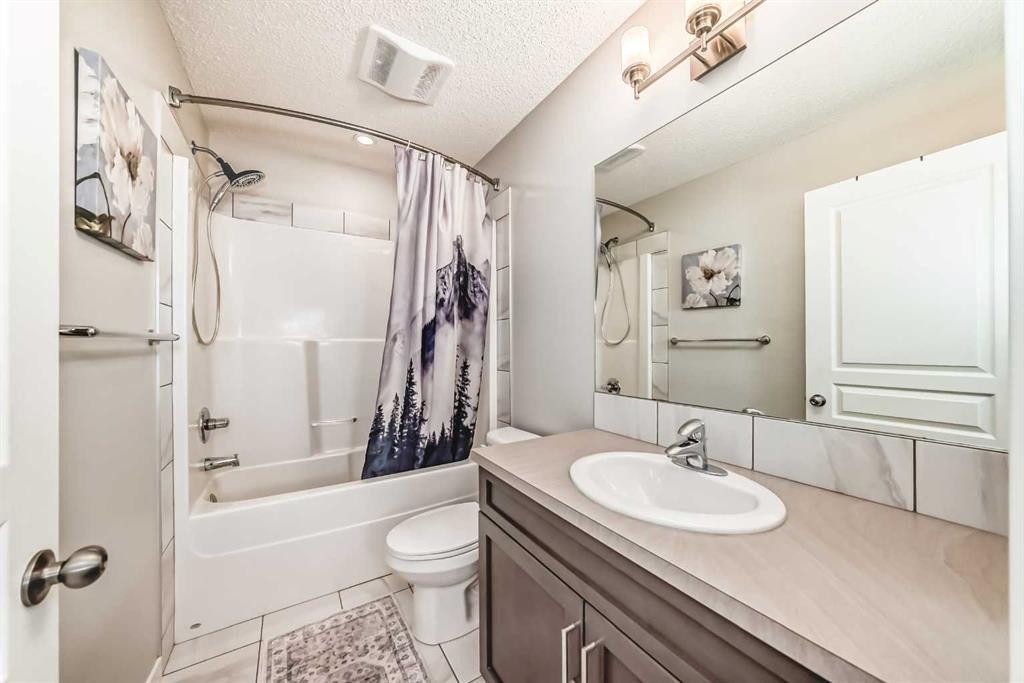151 Copperpond Rise Se, Calgary, AB - Indoor Photo Showing Bathroom