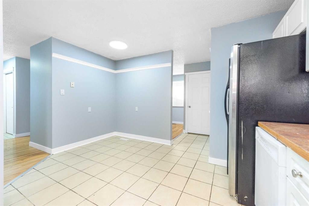 5071 Whitestone Way Ne, Calgary, AB - Indoor Photo Showing Other Room