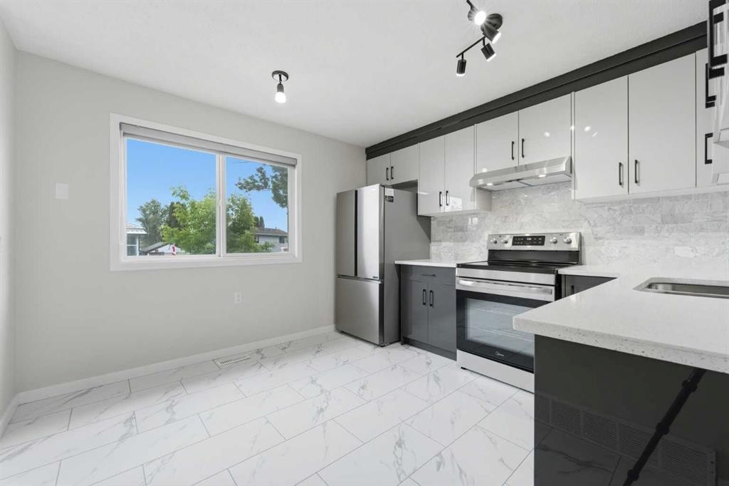 36 Falconer Terrace Ne, Calgary, AB - Indoor Photo Showing Kitchen With Upgraded Kitchen
