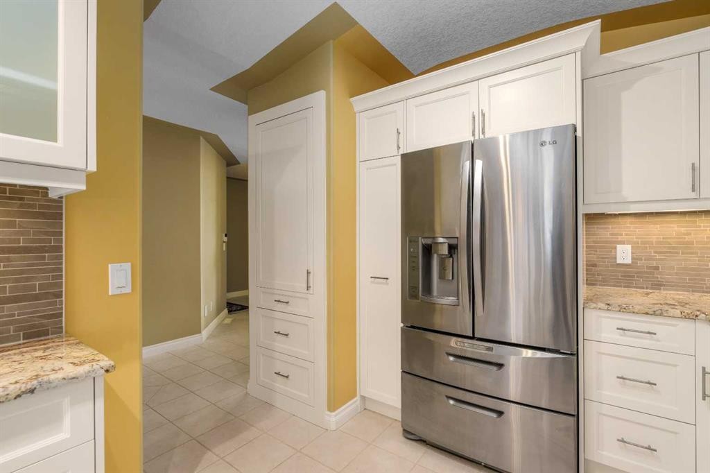 35 Prominence Path Sw, Calgary, AB - Indoor Photo Showing Kitchen