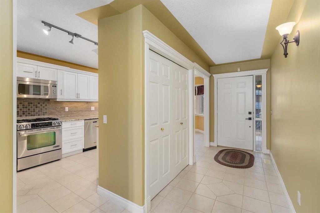 35 Prominence Path Sw, Calgary, AB - Indoor Photo Showing Kitchen