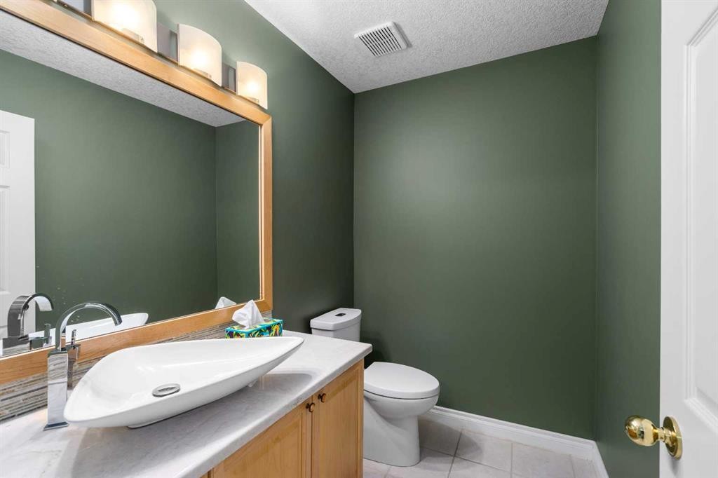 35 Prominence Path Sw, Calgary, AB - Indoor Photo Showing Bathroom