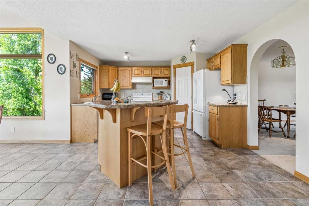 127 Edgeridge Close Nw, Calgary, AB - Indoor Photo Showing Kitchen With Double Sink