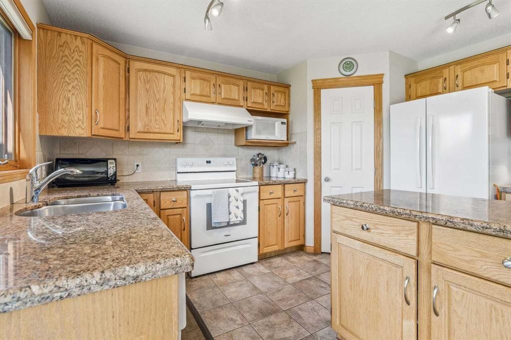 127 Edgeridge Close Nw, Calgary, AB - Indoor Photo Showing Laundry Room
