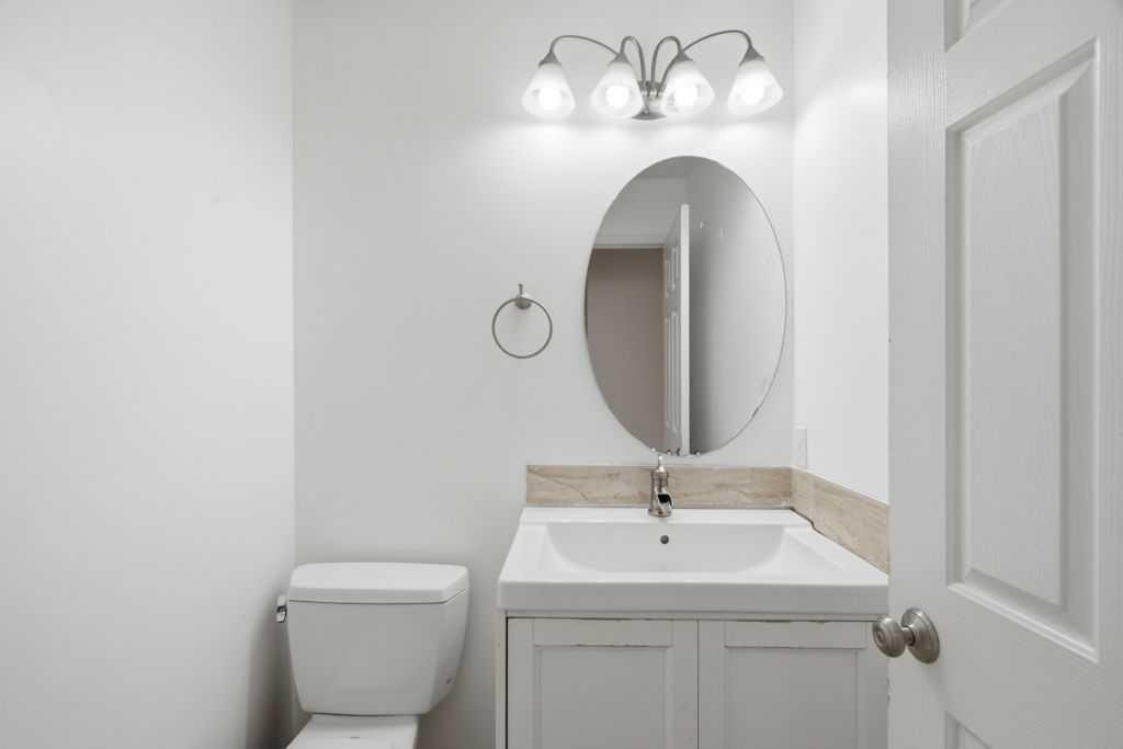 690 Coventry Drive Ne, Calgary, AB - Indoor Photo Showing Bathroom