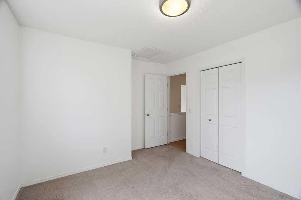 690 Coventry Drive Ne, Calgary, AB - Indoor Photo Showing Other Room