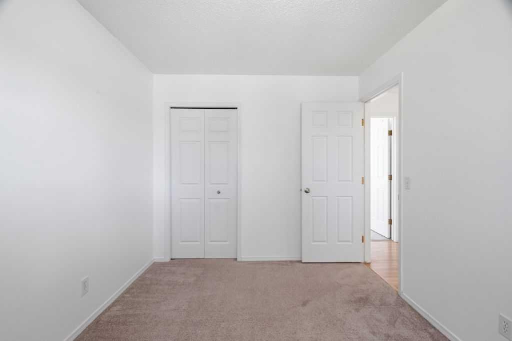 690 Coventry Drive Ne, Calgary, AB - Indoor Photo Showing Other Room