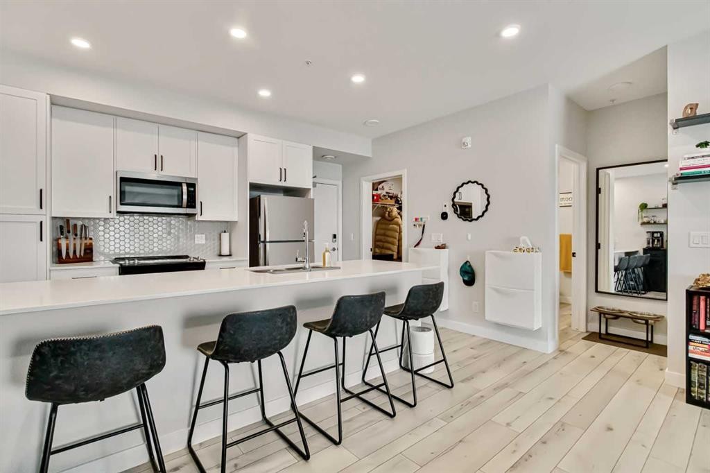 208-255 Les Jardins Park Se, Calgary, AB - Indoor Photo Showing Kitchen With Upgraded Kitchen
