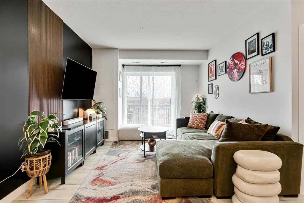 208-255 Les Jardins Park Se, Calgary, AB - Indoor Photo Showing Living Room